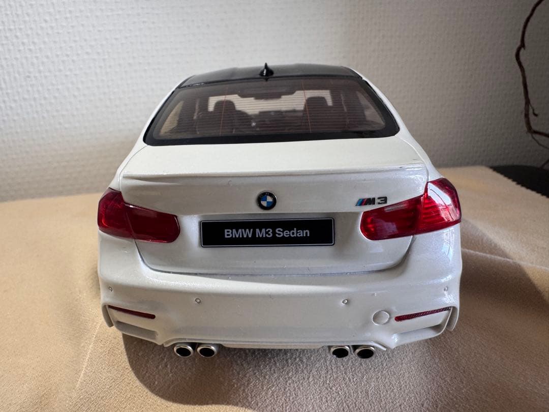  M3 Sedan ホワイト 1/18 ミニカー