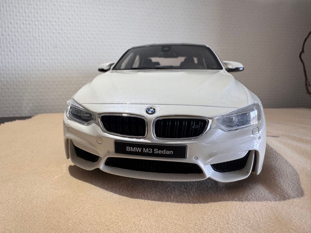  M3 Sedan ホワイト 1/18 ミニカー