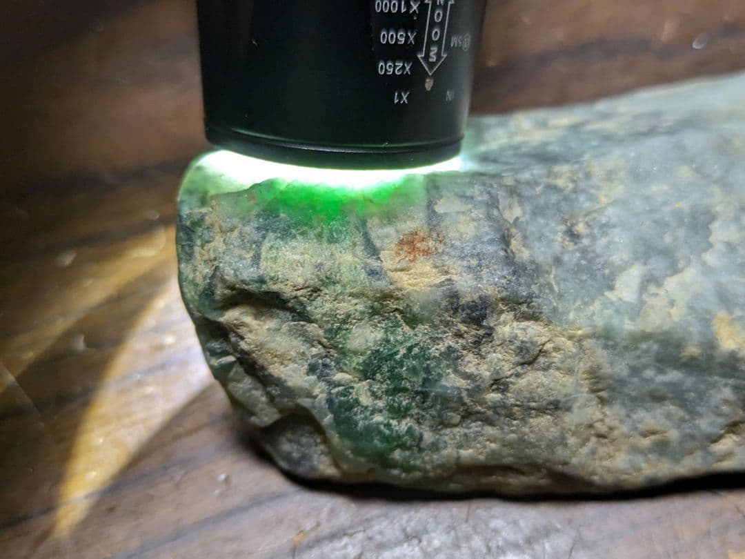 糸魚川翡翠　金山谷　三色