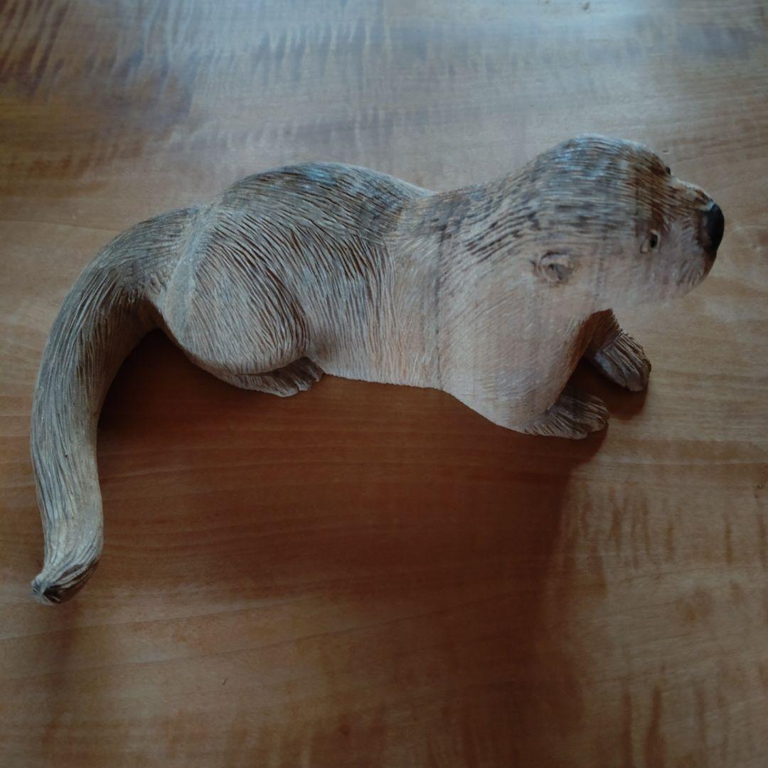 竹内紋子作　「カワウソ」　クスノキに彩色、金箔　木彫