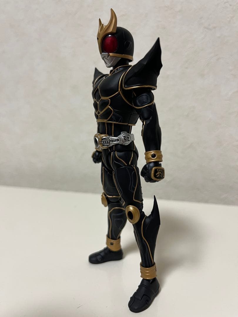 仮面ライダークウガ　アルティメットフォーム　真骨彫　フィギュアーツ