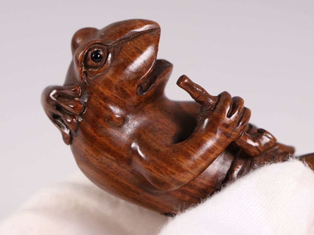 木製 提物 根付 朱氏銘 蛙 煙管 寝る 彫刻 木彫【MA891】