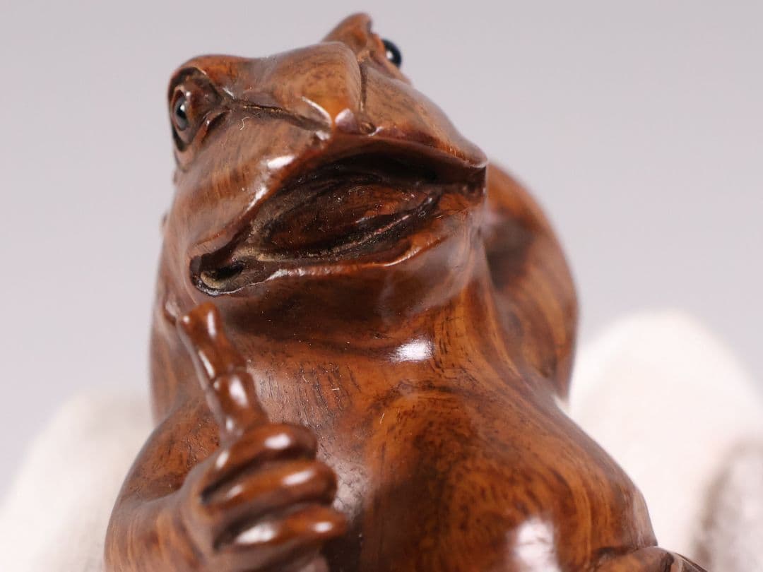 木製 提物 根付 朱氏銘 蛙 煙管 寝る 彫刻 木彫【MA891】