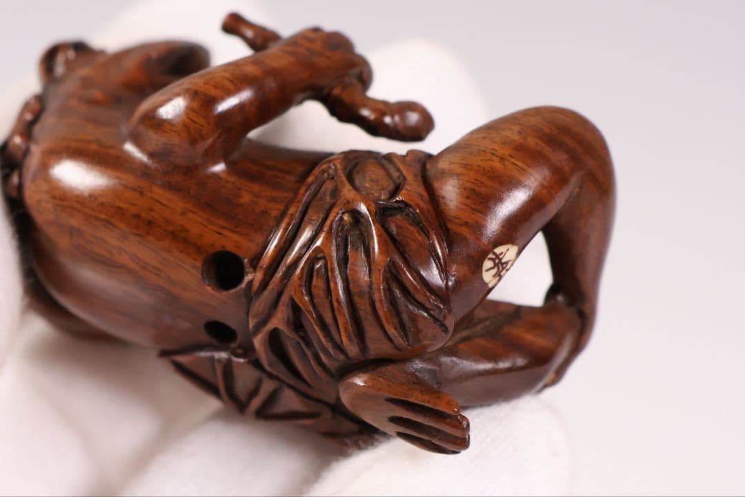 木製 提物 根付 朱氏銘 蛙 煙管 寝る 彫刻 木彫【MA891】