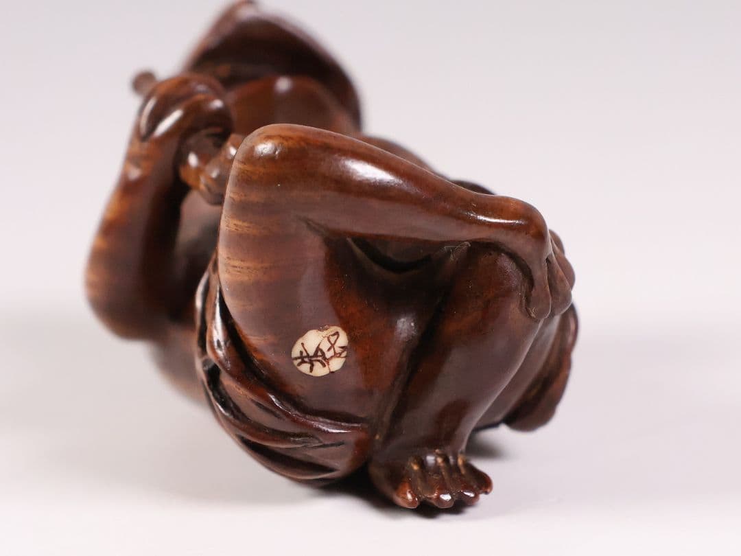 木製 提物 根付 朱氏銘 蛙 煙管 寝る 彫刻 木彫【MA891】