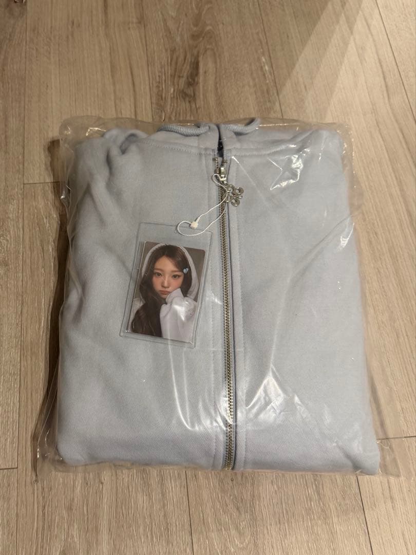 hearts2hearts FOCUS フーディー パーカー トレカ　ステラ