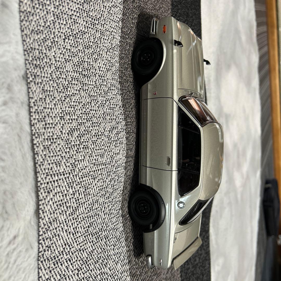 シルバー 1/18スケール ミニカー 4ドア