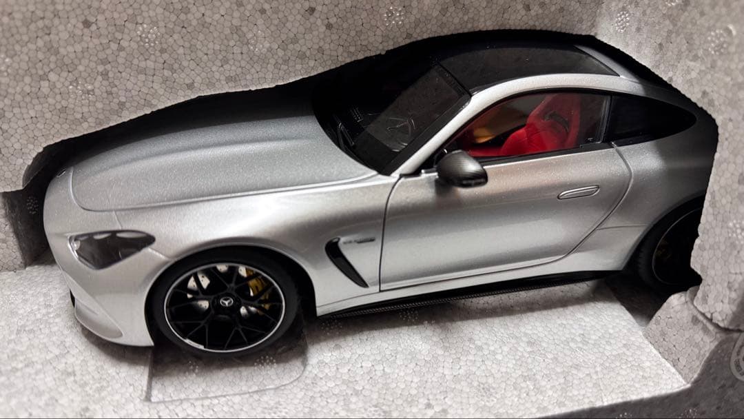 メルセデスAMG GT63 4MATICクーペ ハイテックシルバー 1/18