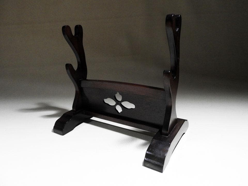 ●①小さい刀掛け 短刀用 二刀掛け 小振り 透かし紋 高さ27㎝ 幅30㎝程度