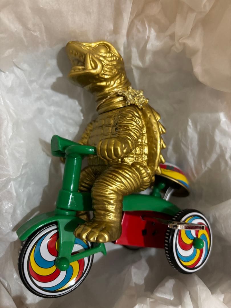 新品　M1号　ガメラ生誕60周年【ガメラ三輪車】ゴールド　ペンダント付　金色塗装