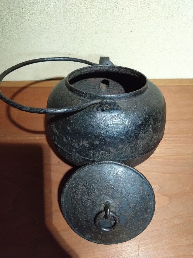 鉄の古民具 古鉄三足付 湯釜 鉄瓶 ヤカン 水注