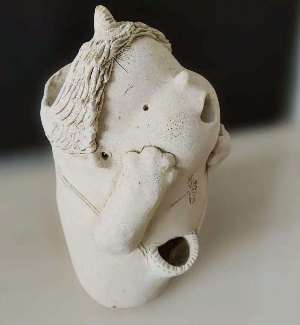 素焼き陶器·花かごを持った三つ編みの女の子と、ツノが愛らしい幼い鬼っ子