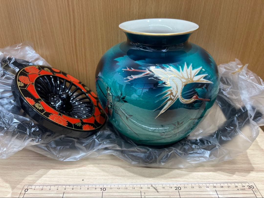 九谷焼 花瓶 御所車文 共箱付き 彩つる作 金彩 鶴柄 和風花器 インテリア