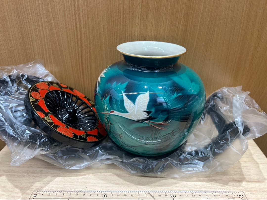 九谷焼 花瓶 御所車文 共箱付き 彩つる作 金彩 鶴柄 和風花器 インテリア