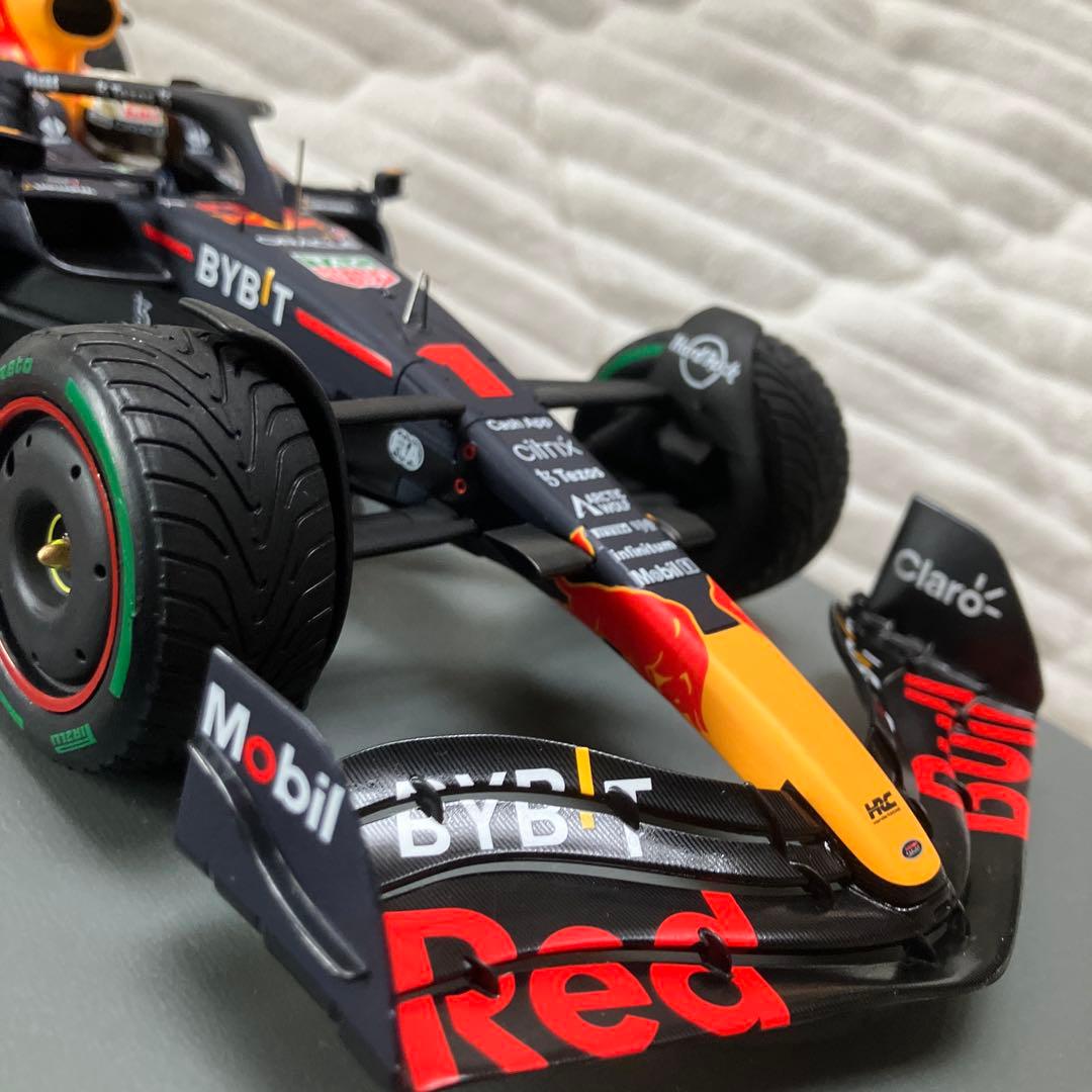 Oracle Red Bull Racing RB18 ミニカー 1/18