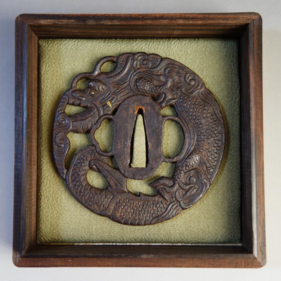 【 在銘 越前住記内 雲龍透鍔 】(鍔箱・布団付) 鍔 鐔 刀装具 武具 骨董