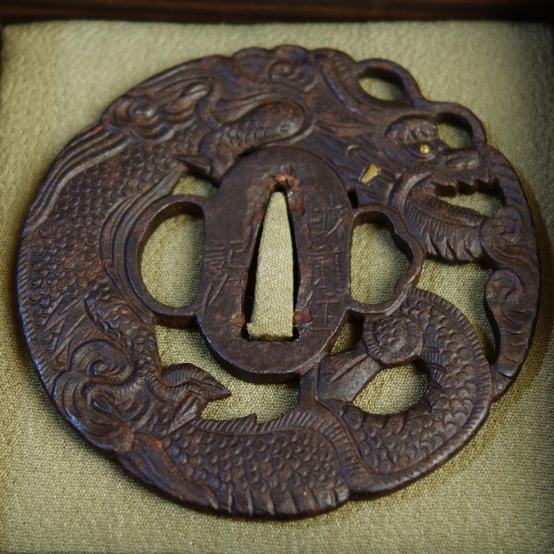 【 在銘 越前住記内 雲龍透鍔 】(鍔箱・布団付) 鍔 鐔 刀装具 武具 骨董