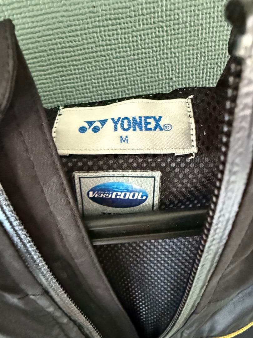 ヨネックス　プレミアムライン　稲妻模様