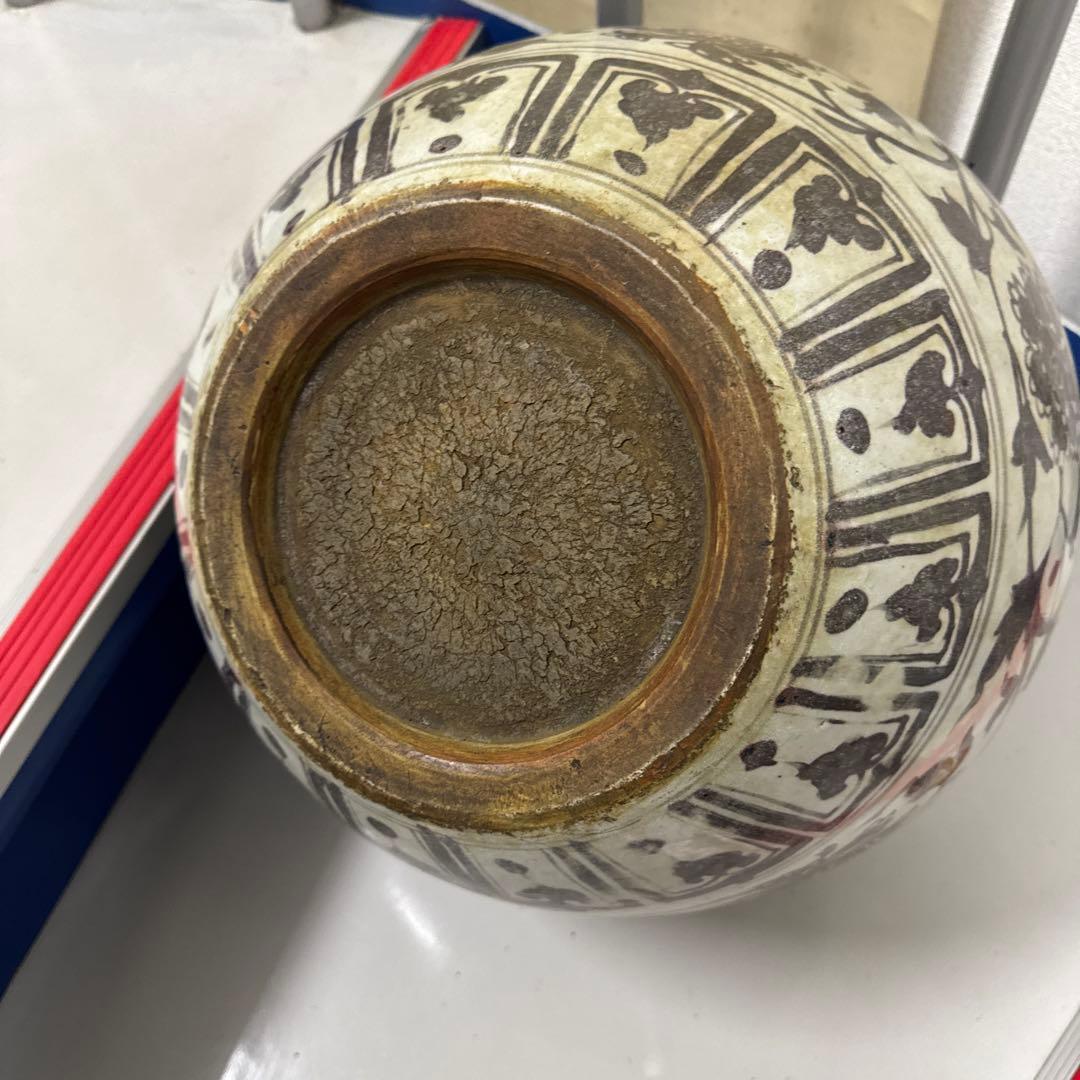 ドラゴン装飾の陶器壺