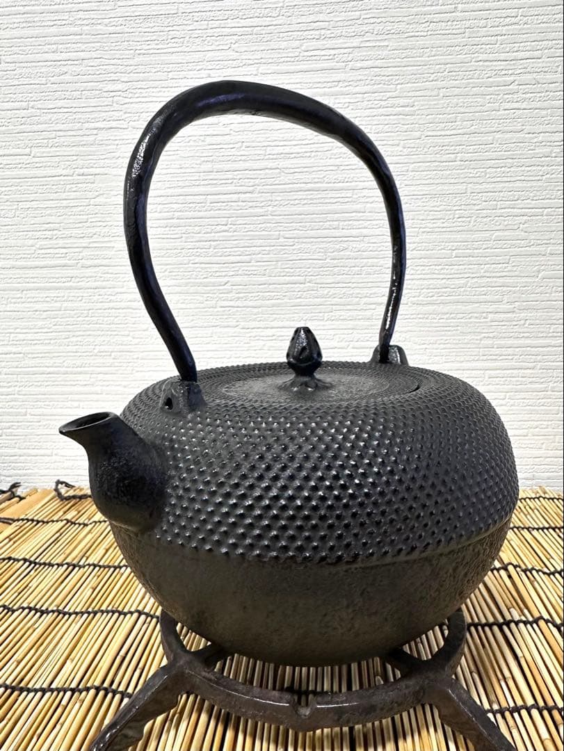 未使用品、供箱等付属品付　南部三厳堂造　１５型アラレ　南部鉄瓶　南部鉄器