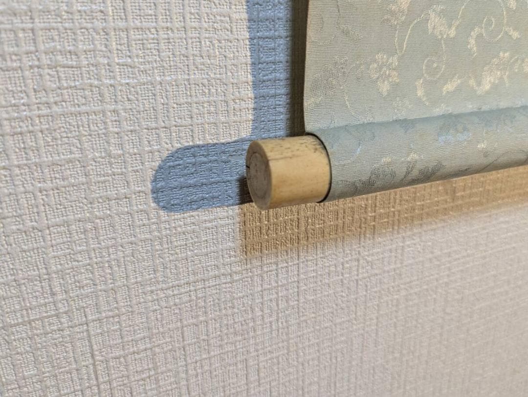 【真作】掛軸　岩上虎図　威風堂々　精密筆致の日本画　山間を行く猛虎　S143