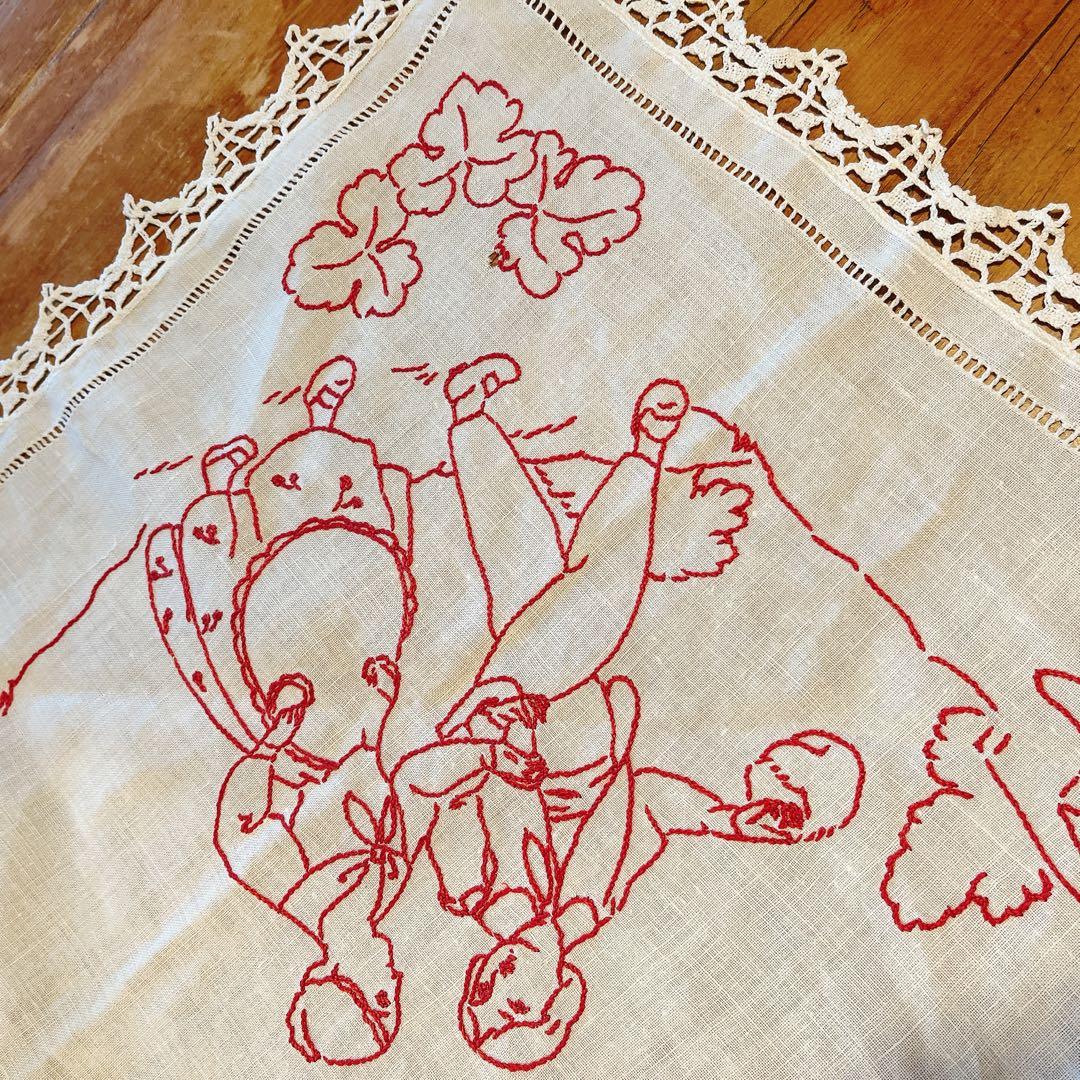 赤い刺繍が可愛いテーブルクロス