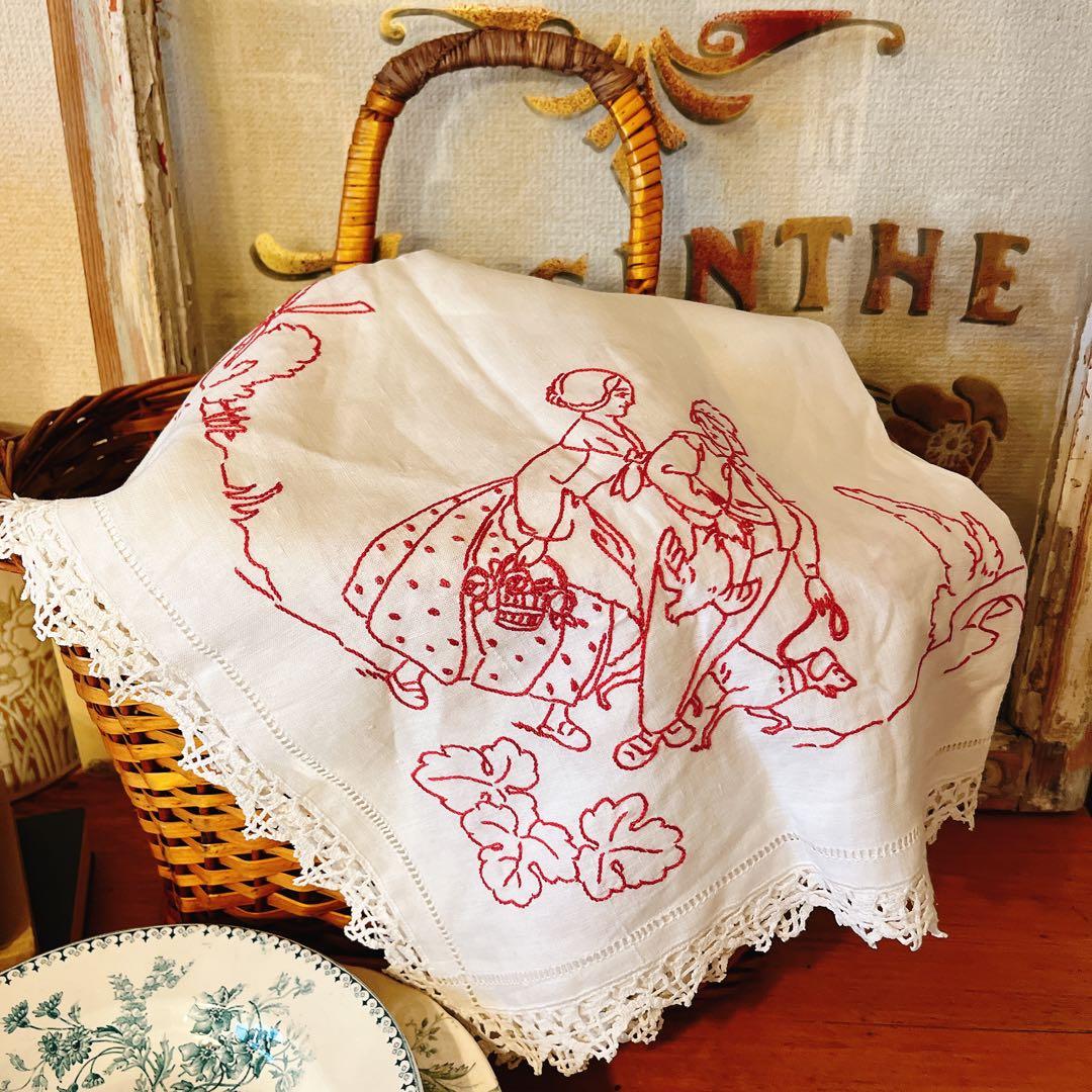 赤い刺繍が可愛いテーブルクロス