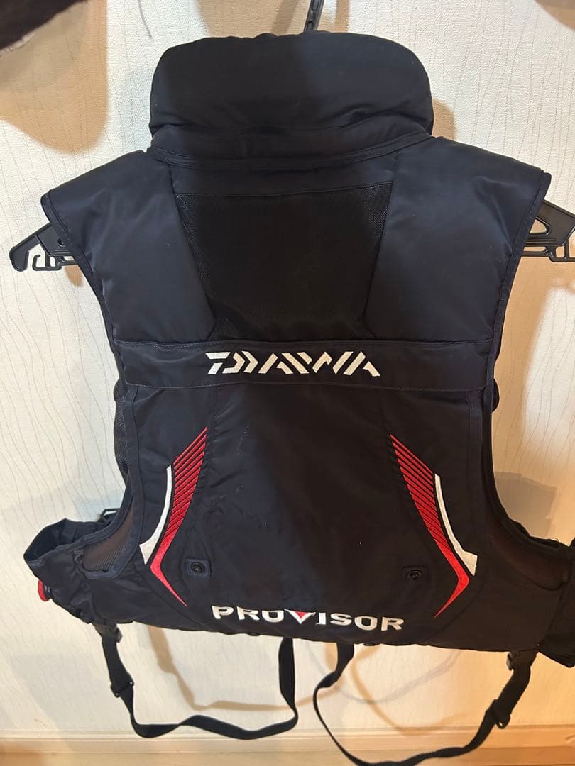 Daiwa PROVISOR フィッシングベスト 黒/赤