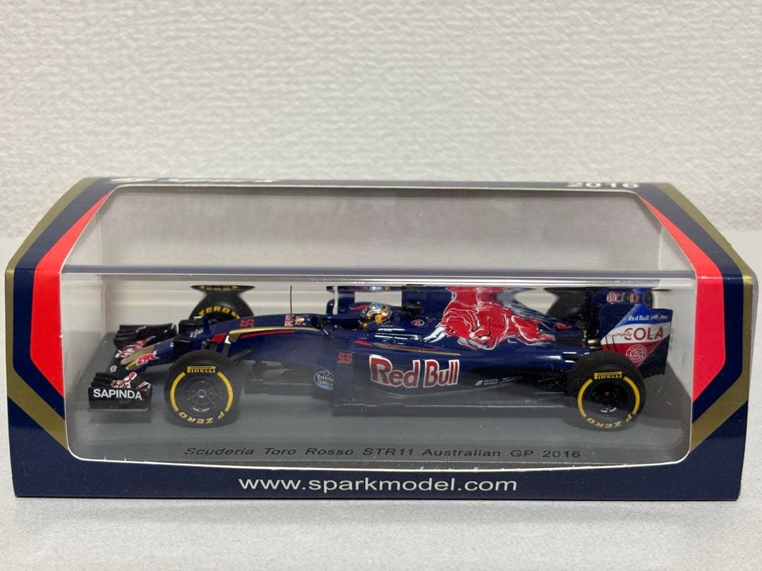 希少品Scuderia Toro Rosso STR11 2016 ミニカー