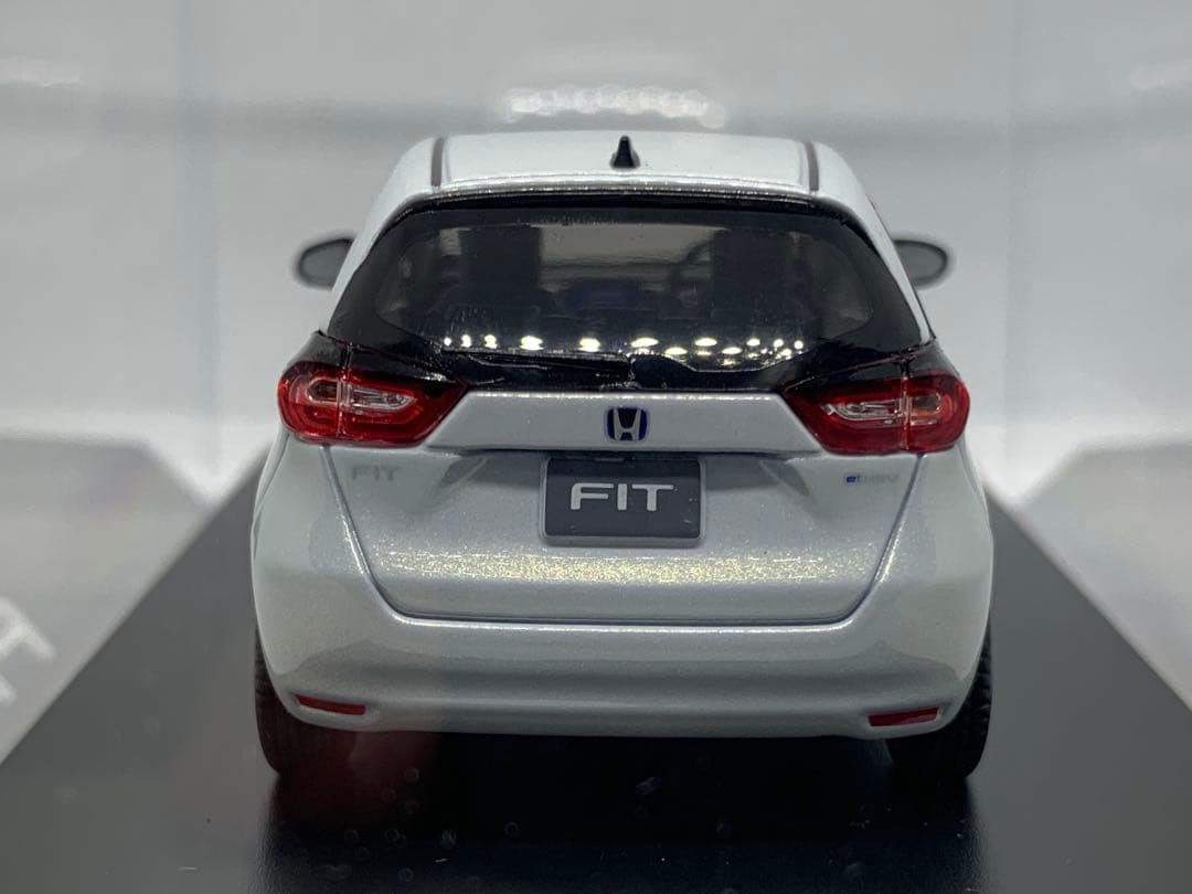 ホンダ　フィット　GR型　サンライトホワイトパール　カラーサンプル　1/43