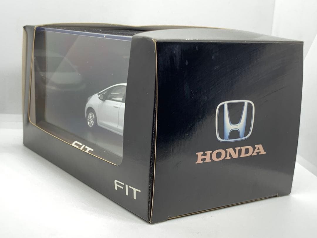 ホンダ　フィット　GR型　サンライトホワイトパール　カラーサンプル　1/43