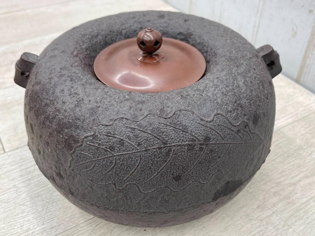 新品 人間国宝 高橋敬典 柏茶釜 茶道具 共箱 鐶付き 炉釜 鉄釜 葉模様