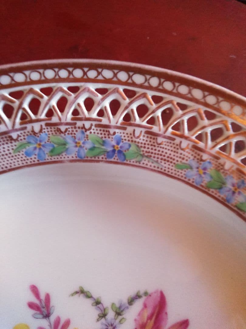 春を呼ぶ可愛い花が描かれたアンティークの飾り皿