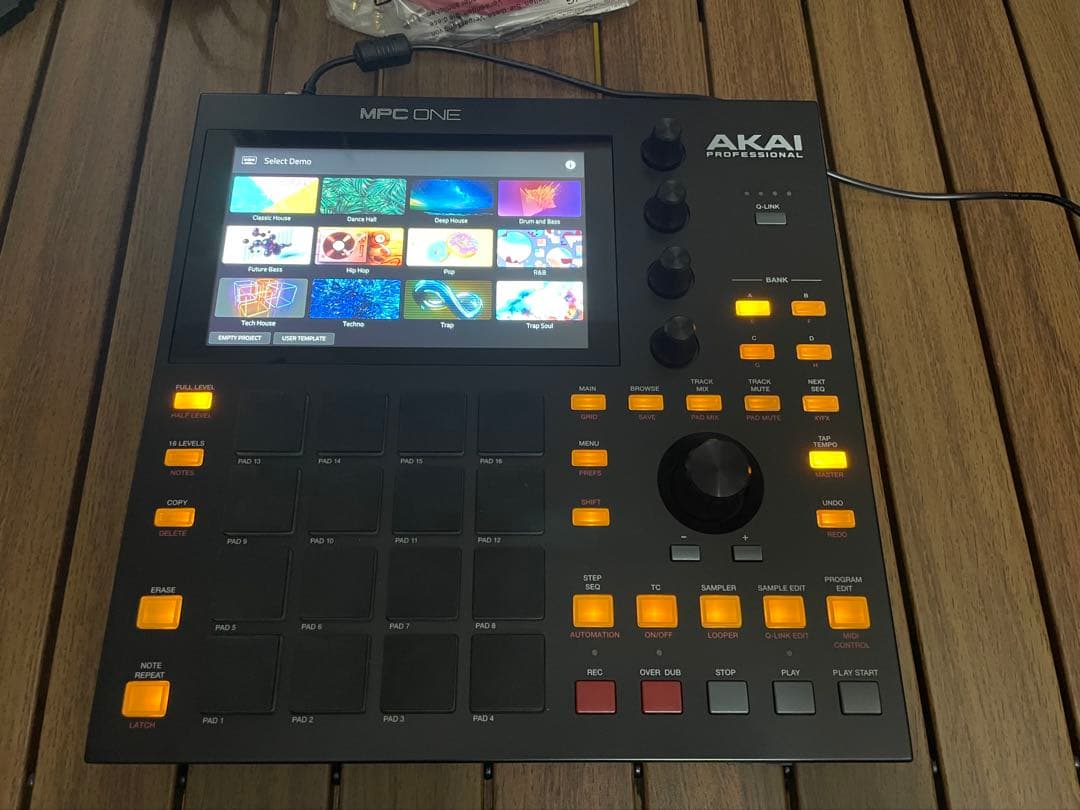 MPC ONE /SHURE SE215（イヤホン）or64GB SDカード