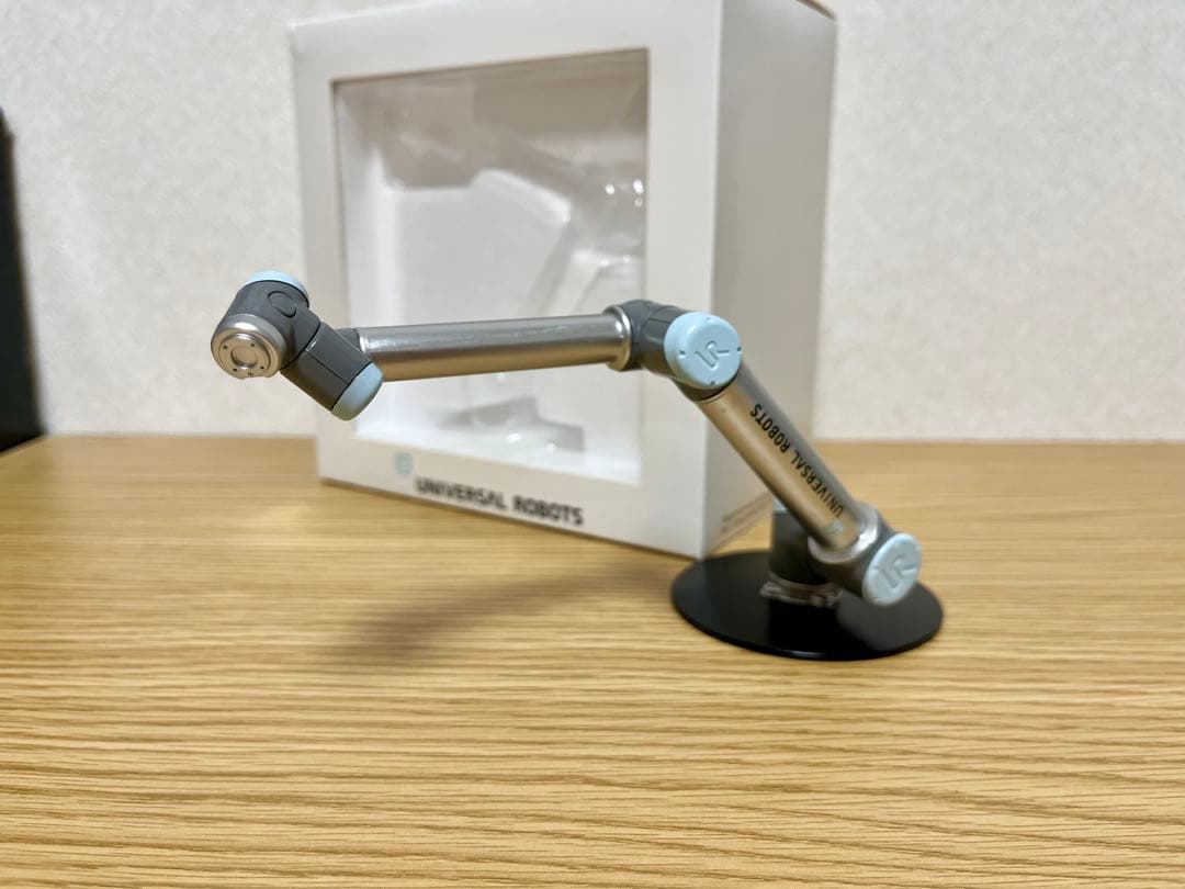 希少 UNIVERSAL ROBOTS ミニチュアロボット模型