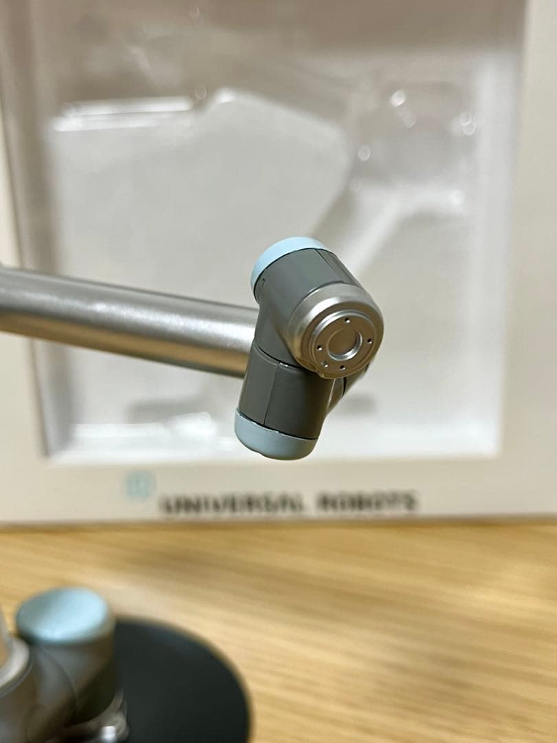 希少 UNIVERSAL ROBOTS ミニチュアロボット模型