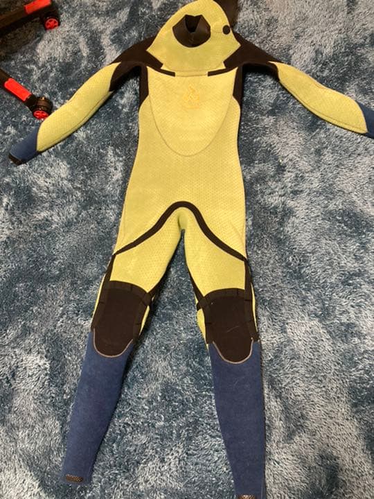 暖かさと動きやすさとカッコ良さの揃ったウエットスーツ！！