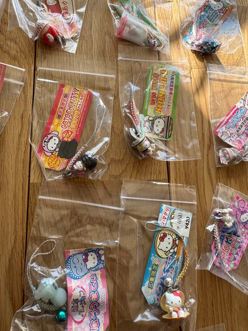 ハローキティーご当地ストラップ 121個セット まとめ売り(バラ売り不可)
