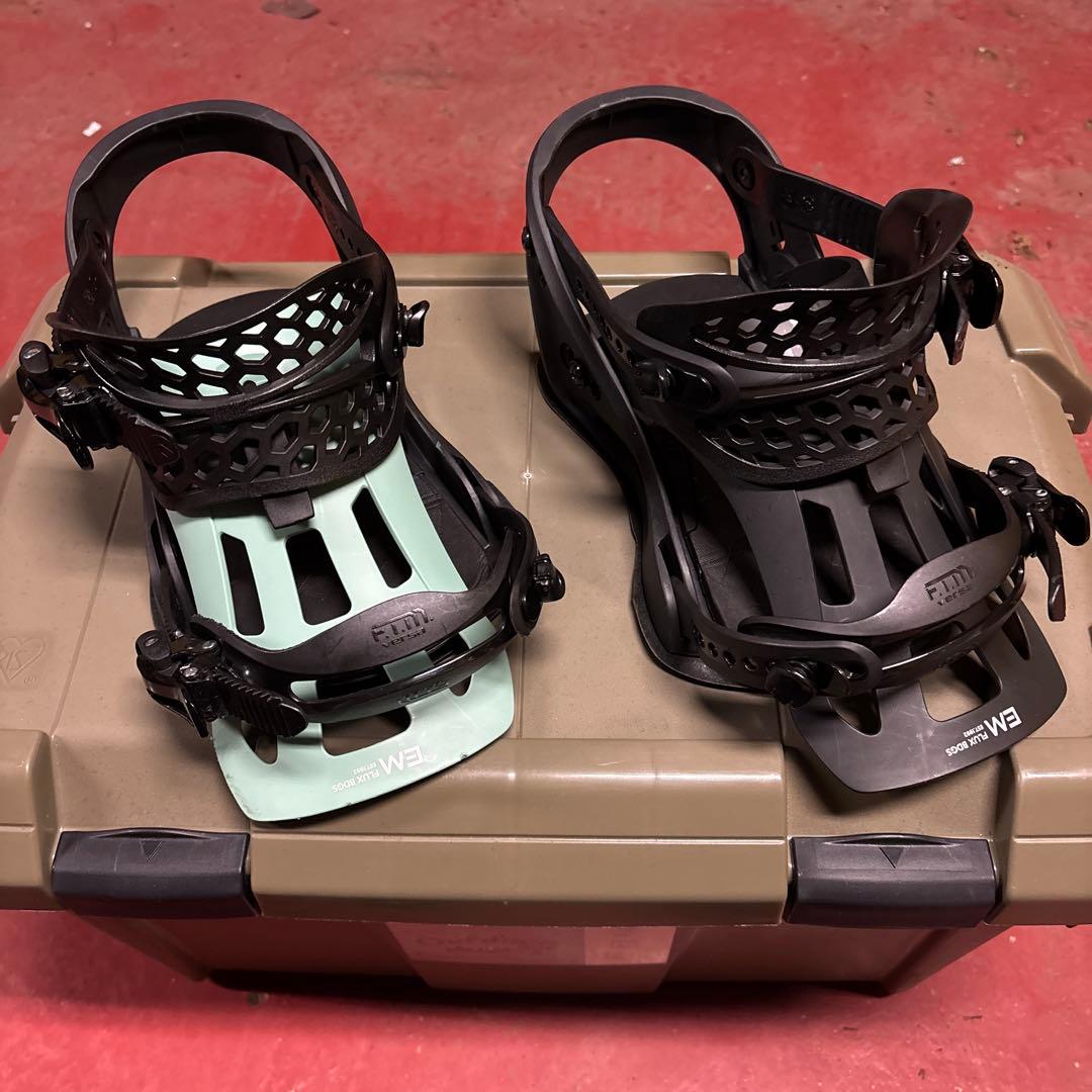 FLUX EM 2023 スノーボードビンディング ブラック/ミント