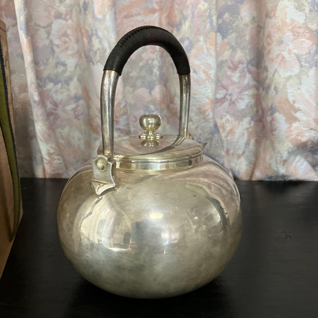 明治の金工師「中川九世浄益」作「南鐐（なんりょう）」純銀湯沸　重さ４８３㌘