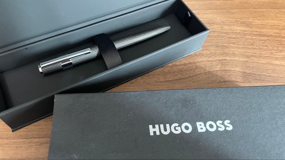 【極美品】HUGO BOSS ギアピンストライプ　ボールペン　ダイヤモンド（株）