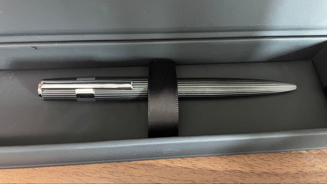 【極美品】HUGO BOSS ギアピンストライプ　ボールペン　ダイヤモンド（株）