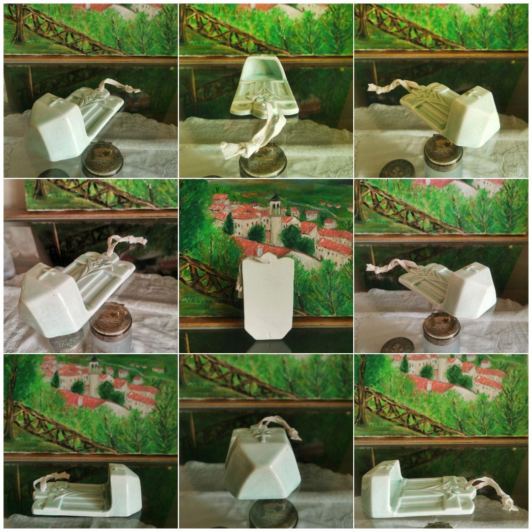 アンティーク 美しい青磁色 聖水入れ 百合紋様 十字架レリーフ 貫入 麻紐付