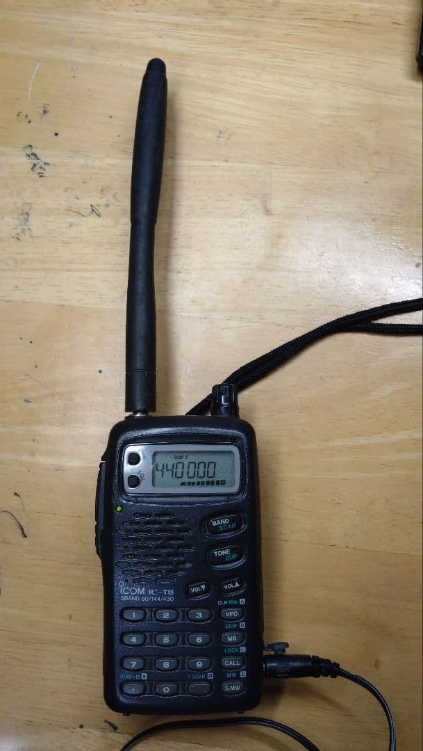 【アマチュア無線】ICOM トランシーバー ic-t8 充電器付き