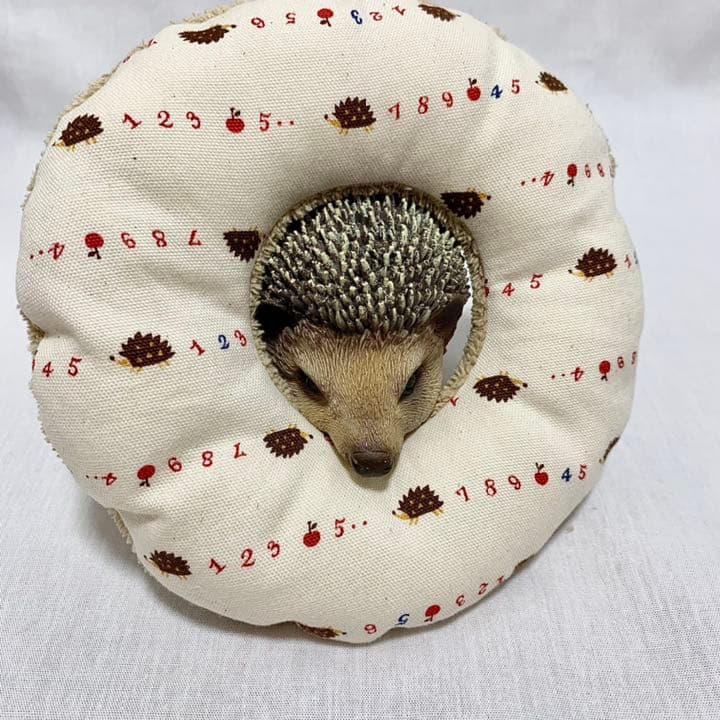 【リボン付きドーナツクッション】数字とハリネズミ柄×タオル地