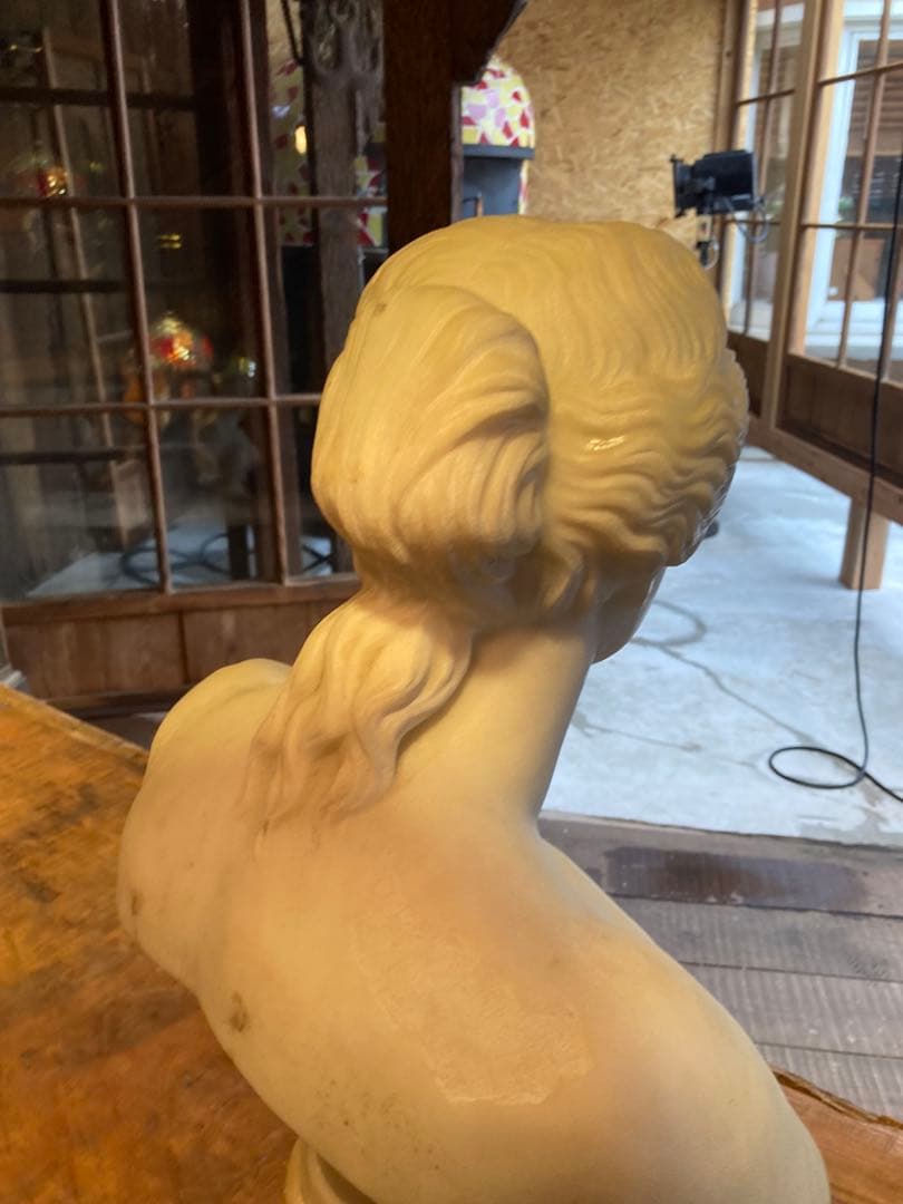 ビーナスの胸像　大理石像