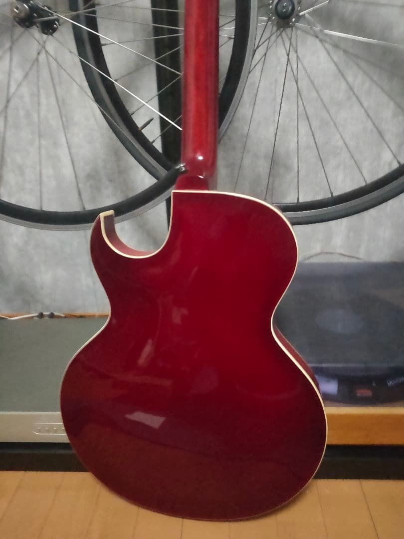 The LOAR LH302t チェリーサンバースト フルアコ