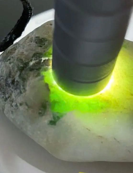 糸魚川翡翠　海石