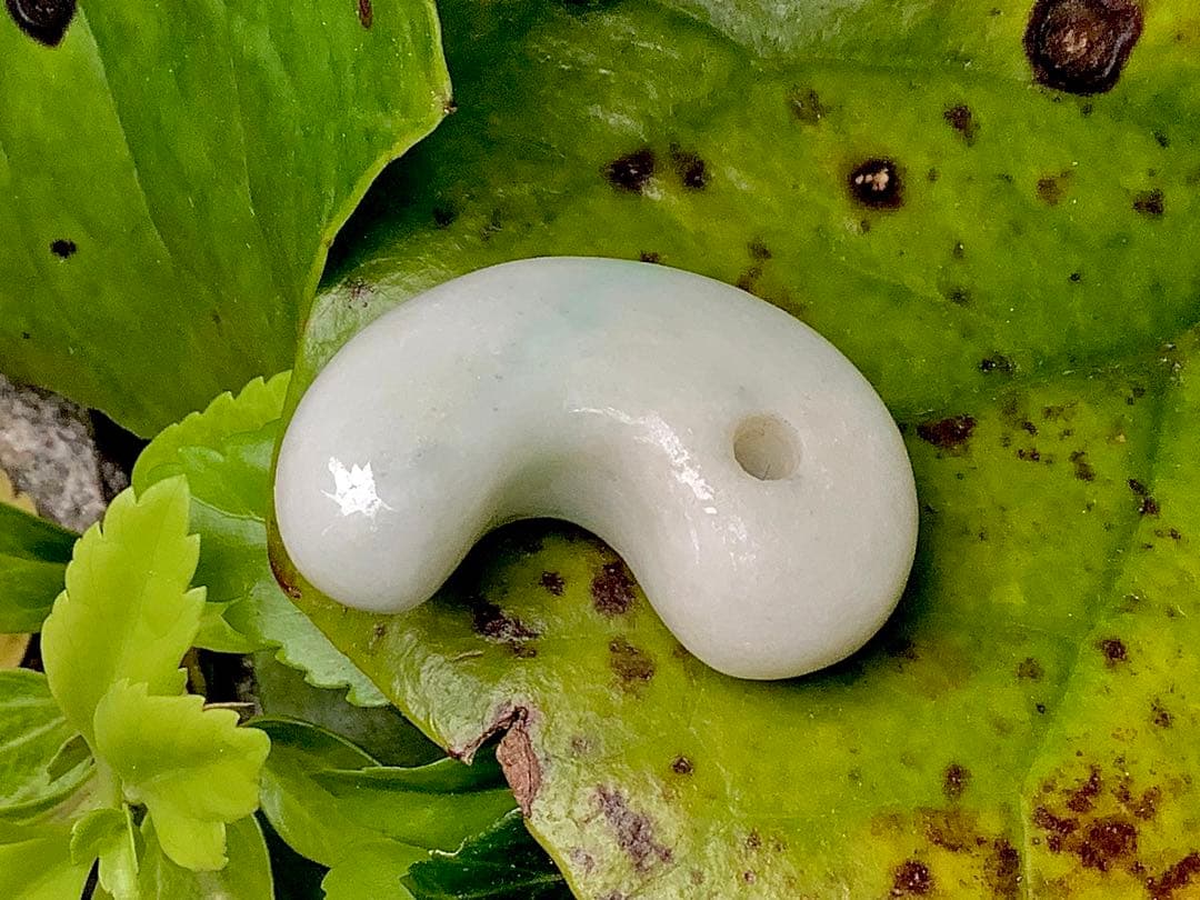 ✳綺麗な淡い緑入り　糸魚川翡翠勾玉　本物の守護石　お守りにお身近に　鑑別書取得付