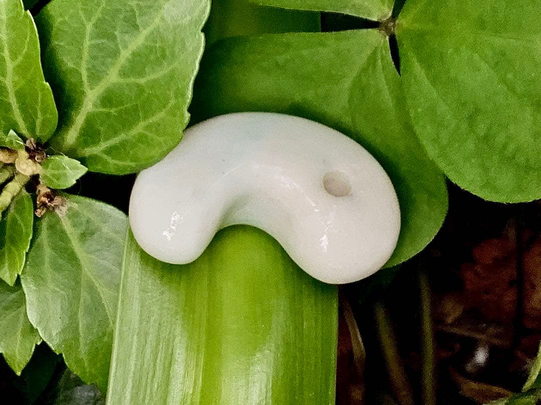 ✳綺麗な淡い緑入り　糸魚川翡翠勾玉　本物の守護石　お守りにお身近に　鑑別書取得付